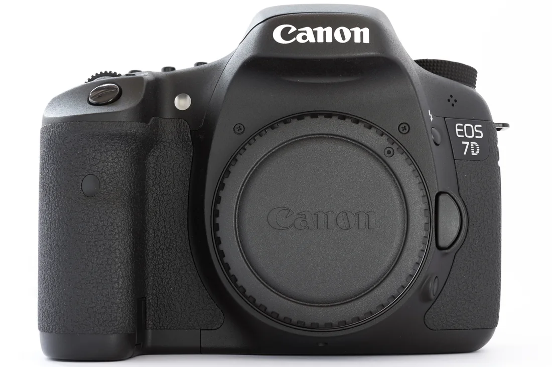 Canon EOS 7D kamerahus forfra med sort dæksel