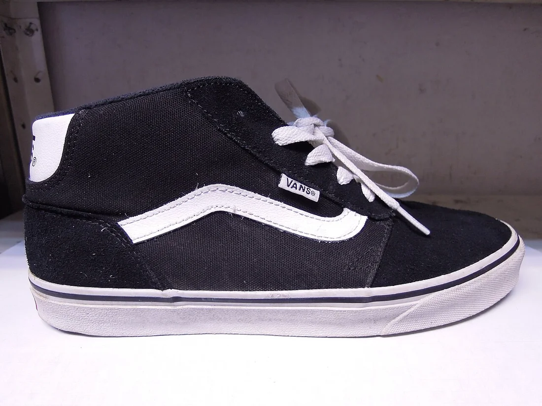 Sort Vans sneaker med hvid sidestribe set fra siden